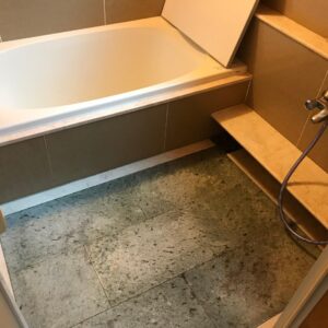 石材の浴室床